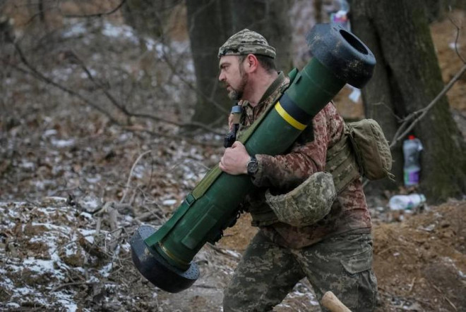Binh sĩ Ukraine đang vận chuyển một tên lửa chống tăng Javelin của Mỹ. Ảnh: REUTERS