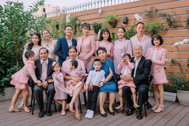 Vũ Thu Phương bên gia đình chồng.