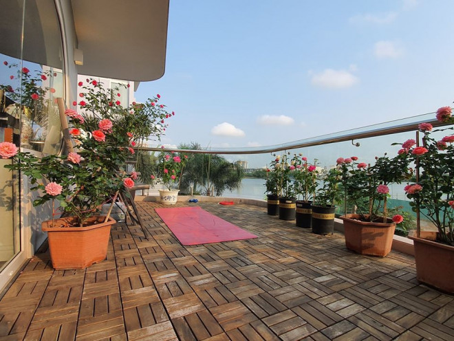 Không chỉ tập luyện với máy chạy bộ, bơi, cô
còn tập yoga và luyện khí công... bên ban công ngập tràn hoa
hồng.