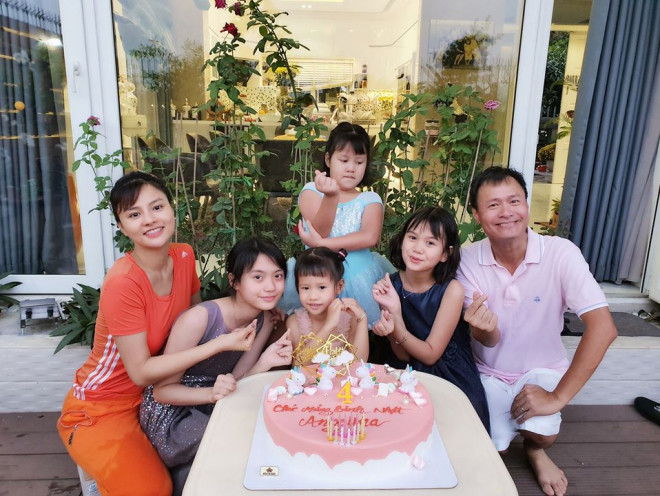 Gia đình hạnh phúc của cô thường cùng nhau tận
hưởng cuộc "sống chậm": ăn uống, ngủ nghỉ, tập thể dục, chơi đúng
giờ, xây lại nhịp sinh học khỏe mạnh.