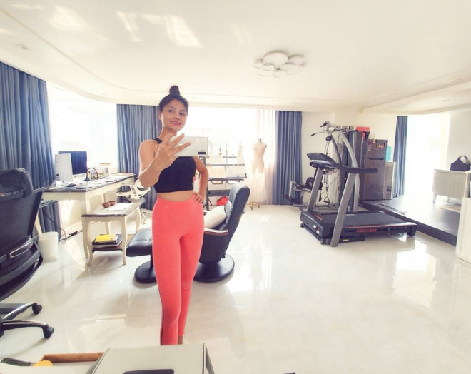 Từ bé Vũ Thu Phương đã rất thích tập thể dục.
Việc tập luyện không chỉ giúp giãn gân cốt, tăng sức bền, tăng độ
dẻo dai còn còn giúp cô giải tỏa stress, giảm áp lực công việc.