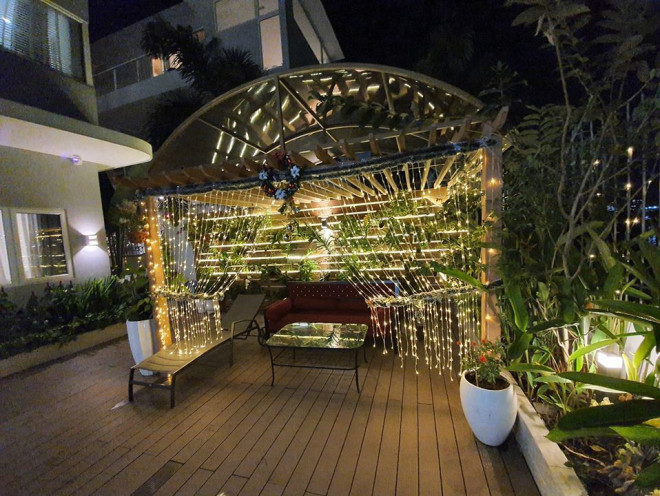 Một góc trong sân vườn được trang trí đèn nháy
lung linh như resort.