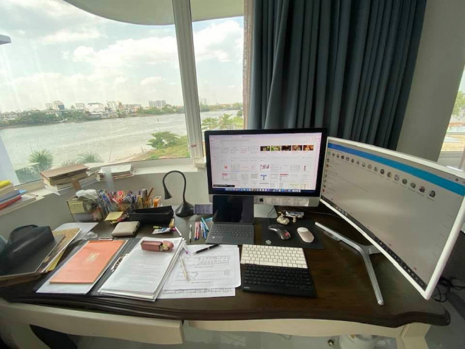 Góc làm việc tại nhà với view tuyệt đẹp, thơ
mộng của Vũ Thu Phương.