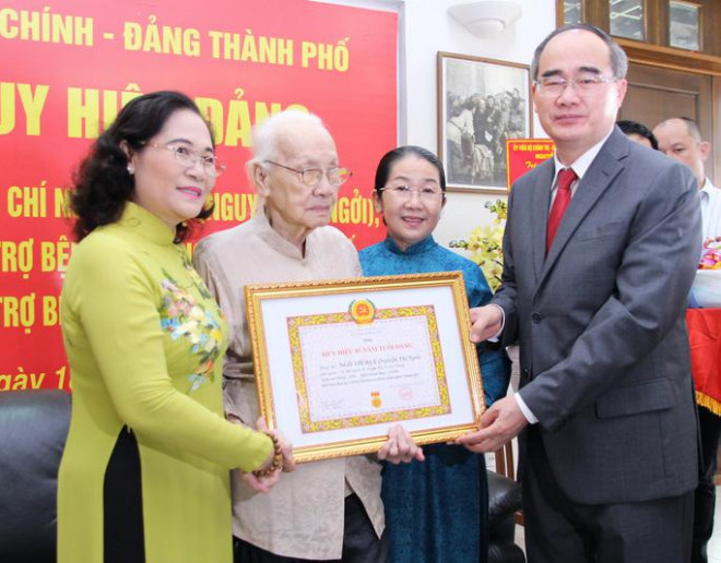 Năm 2020, bà Ngô Thị Huệ được trao huy hiệu 85 năm tuổi Đảng (ẢNH: TRƯỜNG HOÀNG).