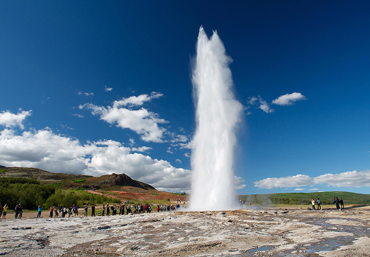1. Mạch nước phun Strokkur ở Iceland là một trong những địa điểm du lịch nổi tiếng ở quốc gia này.
