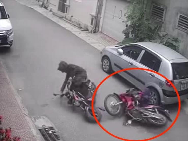 Clip: 2 nữ “ninja” lái xe tông nhau trực diện, 1 người kê gối nằm giữa đường