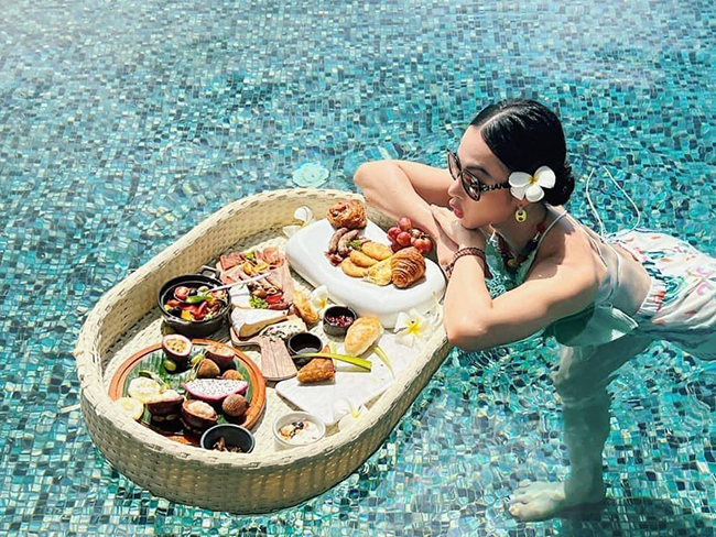 Tuy nhiên hiện tại, nhiều người nhận xét cô đánh mất vẻ đẹp nữ tính vốn có. Gương mặt cũng trở nên kém sắc hơn trong các clip, ảnh tự đăng.