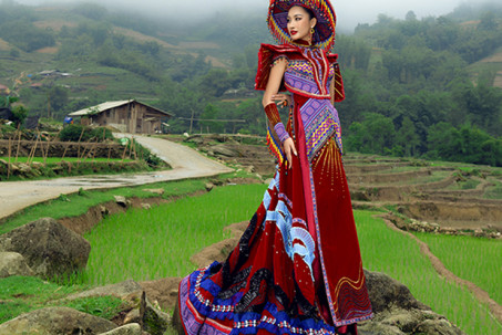 Trang phục dân tộc thổ cẩm ấn tượng của đại diện Việt Nam ở Miss Global 2022