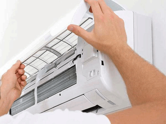 Vệ sinh máy lạnh cần phải tháo vỏ, lưới lọc, lưỡi quạt,...