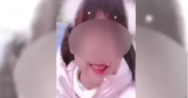 Bé gái 5 tuổi cười không ngừng mỗi ngày, bác sĩ tiết lộ sự thật đáng ngạc nhiên - 1