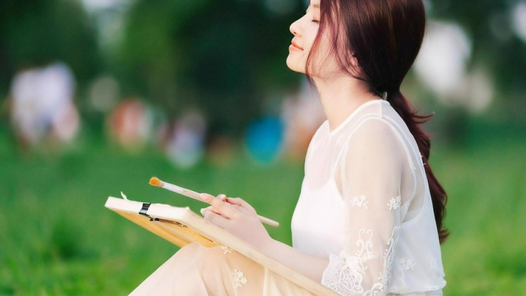 Cô ấy có suy nghĩ của riêng mình và không cần phụ thuộc vào bất kỳ ai (Ảnh minh họa)