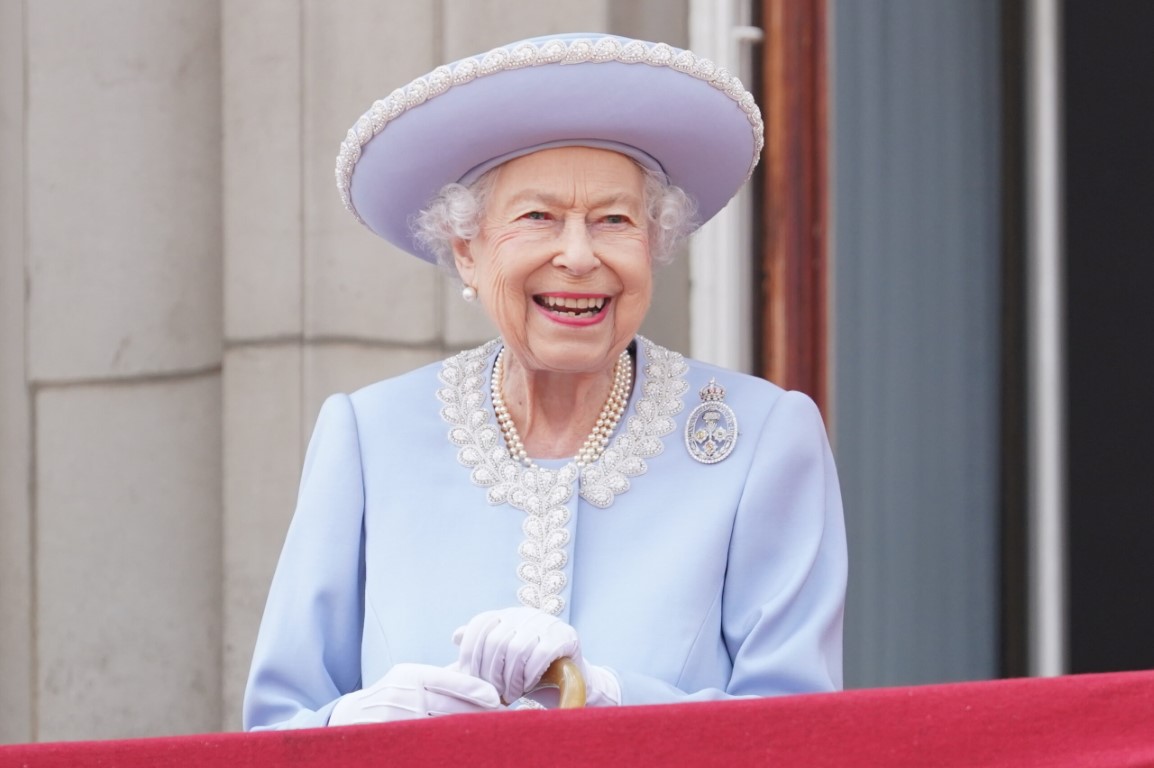 The secret of British Queen Elizabeth's noble attire in the Platinum ceremony - 1