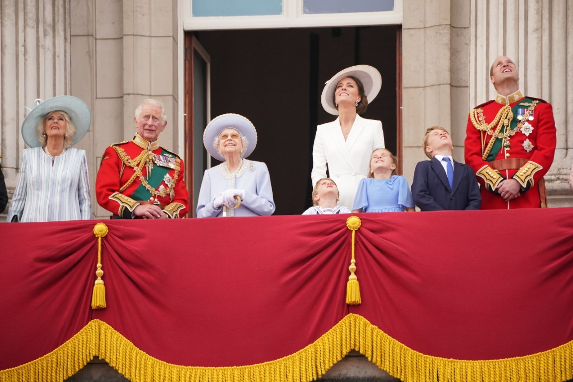 The secret of Queen Elizabeth's aristocratic dress in the Platinum ceremony - 5
