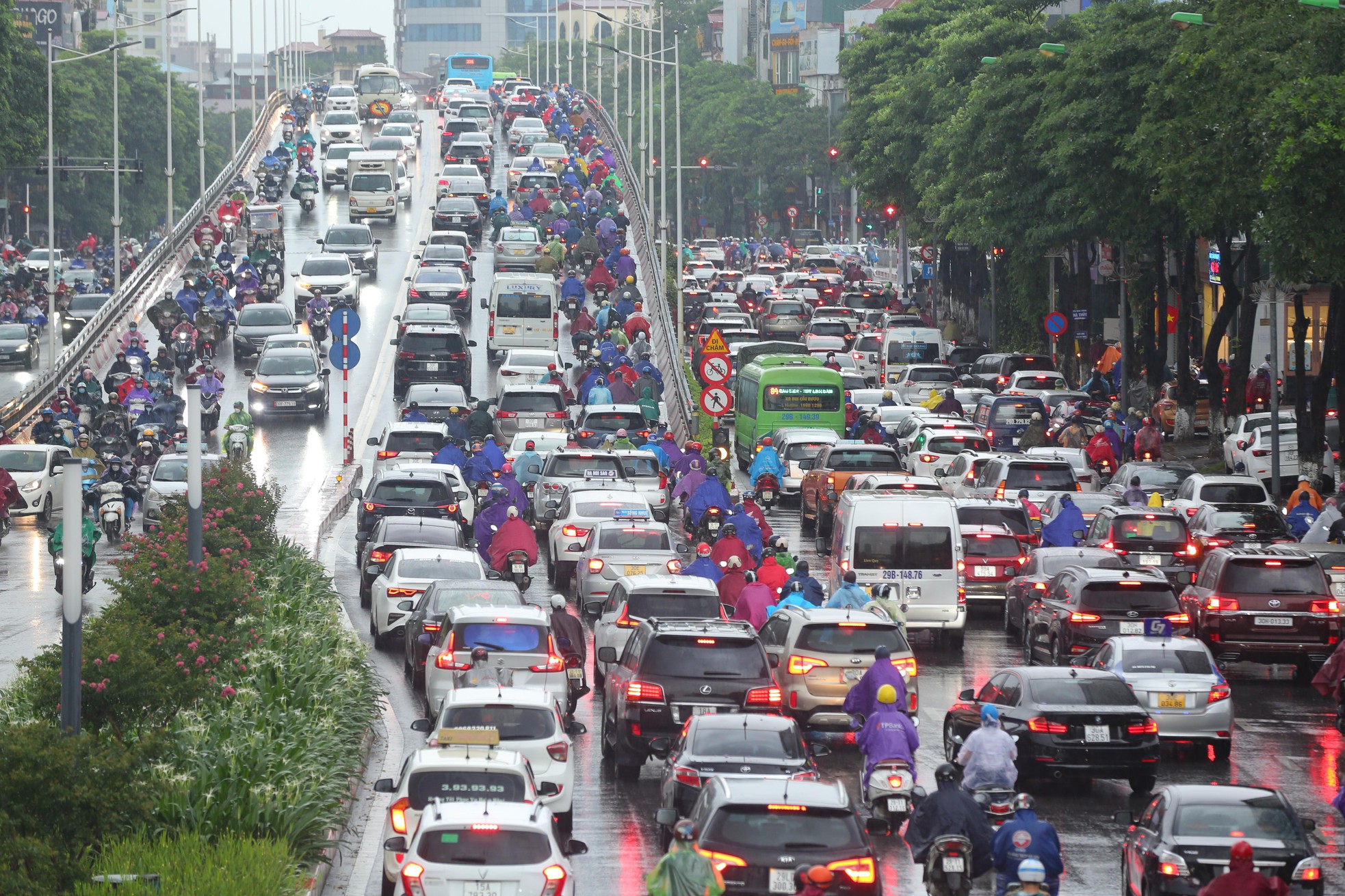 Tại Hà Nội, thời tiết nhiều mây, có lúc có mưa rào và dông, cục bộ có mưa to đến rất to.