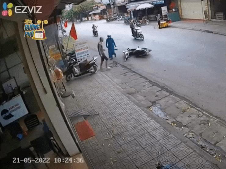 Thế giới xe - Clip: Người đàn ông dắt xe giúp "ninja" quên tắt máy và cái kết