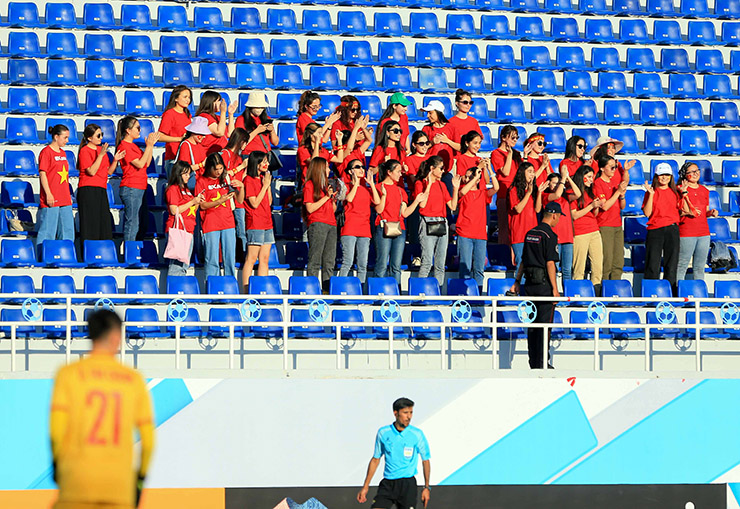 Độc đáo dàn người đẹp Uzbekistan “tiếp lửa” U23 Việt Nam gây sốc U23 Hàn Quốc - 1