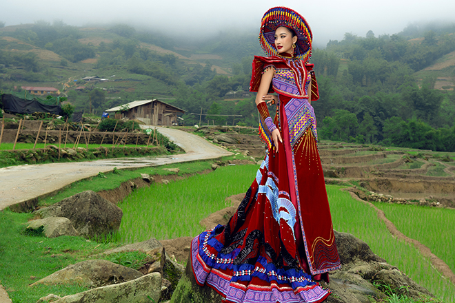 Trang phục dân tộc thổ cẩm: Trang phục dân tộc thổ cẩm là một điểm nhấn văn hóa độc đáo của dân tộc Việt Nam. Những bộ trang phục đầy màu sắc và tinh tế này mang trong mình một nét đẹp rất riêng, hứa hẹn sẽ mang đến cho bạn một trải nghiệm thú vị và đầy đặn yếu tố văn hóa.