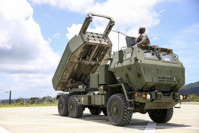Thủy quân lục chiến Mỹ tiến hành nhiệm vụ khai hỏa với Hệ thống tên lửa pháo binh cơ động cao (HIMARS) tại Okinawa (Nhật) năm 2020. Ảnh: US Marine Corps / Corporal Donovan Massieperez
