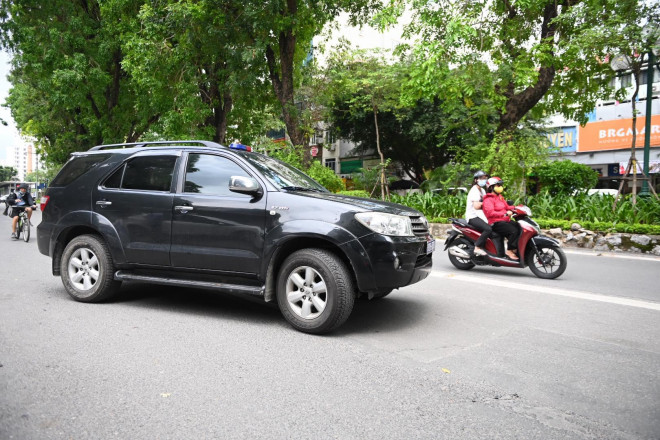 CLIP: Công an đi xe biển xanh gắn đèn ưu tiên xuất hiện tại trụ sở Bộ Y tế - 3