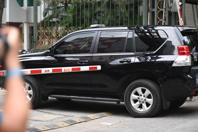 Nhiều ô tô biển xanh gắn đèn ưu tiên chở lực lượng chức năng đến trụ sở Bộ Y tế