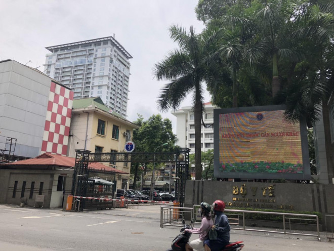 CLIP: Công an đi xe biển xanh gắn đèn ưu tiên xuất hiện tại trụ sở Bộ Y tế - 5