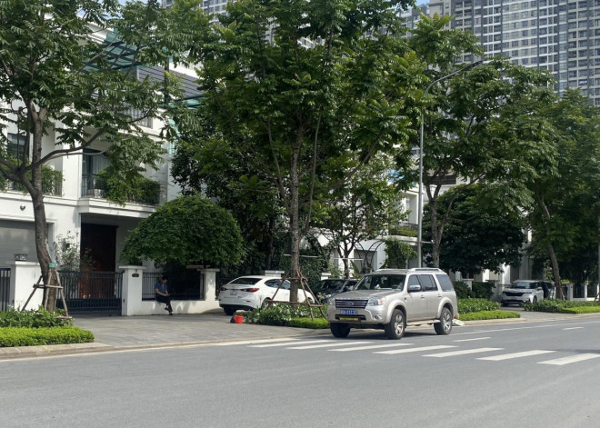 Xe biển xanh có mặt tại khu vực nhà ông Chu Ngọc Anh