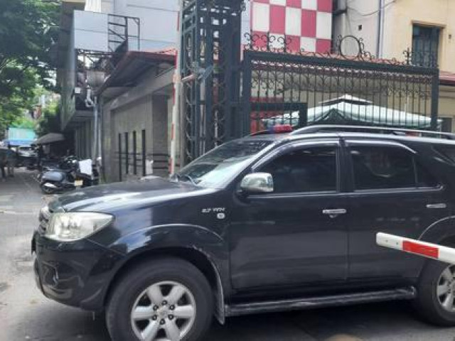 Tin tức trong ngày - CLIP: Công an đi xe biển xanh gắn đèn ưu tiên xuất hiện tại trụ sở Bộ Y tế