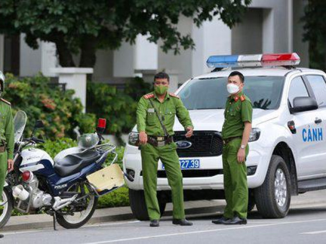 Tin tức trong ngày - CLIP: Nhiều xe biển xanh, công an xuất hiện tại nhà riêng ông Chu Ngọc Anh