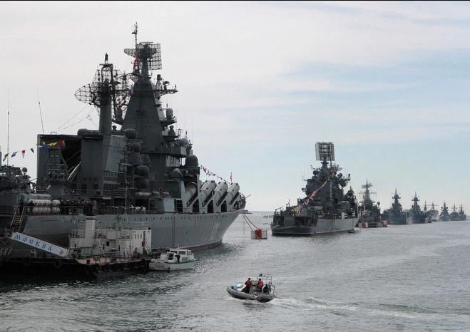 Tàu của Hải quân Nga tại một vịnh thuộc cảng Sevastopol.