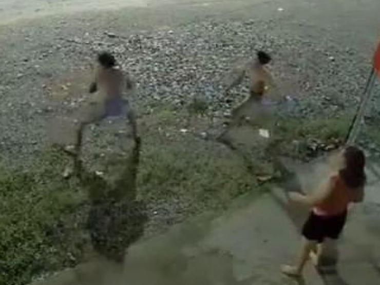 Pháp luật - Nhóm thiếu niên mang hung khí "đánh úp" nhà dân trong đêm