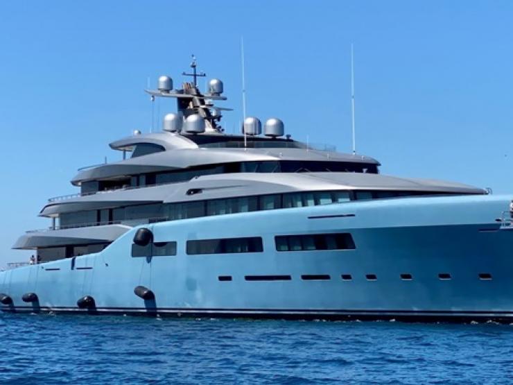 Kinh doanh - Du thuyền vừa đến Việt Nam của chủ câu lạc bộ bóng đá Anh hoành tráng thế nào?