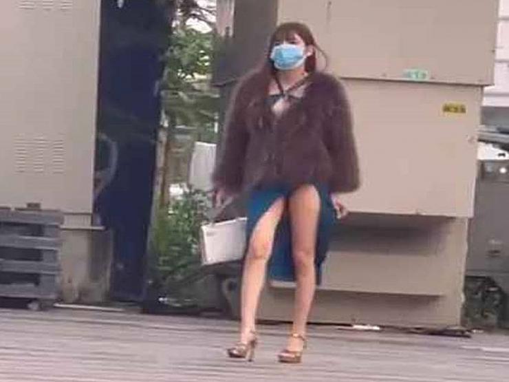 Thời trang - Nhiều cô gái chuộng váy xẻ đùi, có người "hồn nhiên" ngồi xe ôm