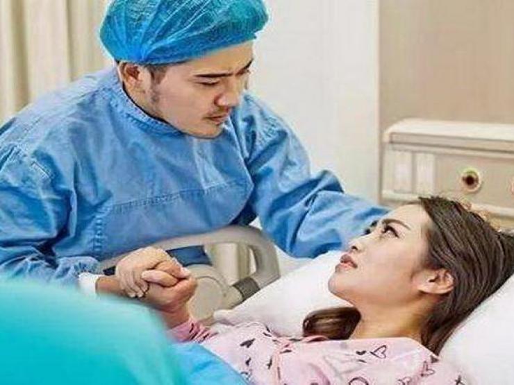 Bạn trẻ - Cuộc sống - Vào phòng sinh, người mẹ đưa cho bác sĩ tờ giấy, nội dung bên trong ai cũng xót xa