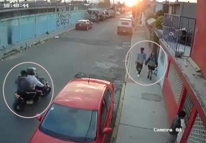 Cặp đôi gặp cướp khi đang đi dạo trên phố.