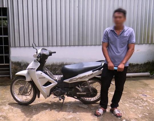 Nguyễn Văn N. cùng với chiếc xe mà N. báo tin giả bị cướp