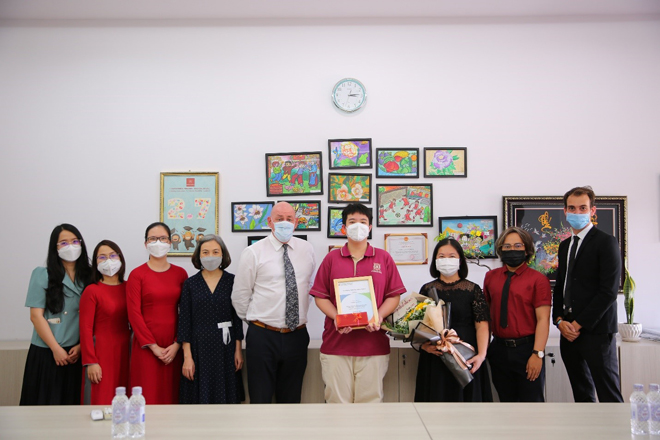 Trương Quang Phước (giữa) với thành tích cao nhất Quốc gia – “Top In Country” cho môn Toá, kỳ thi IGCSE