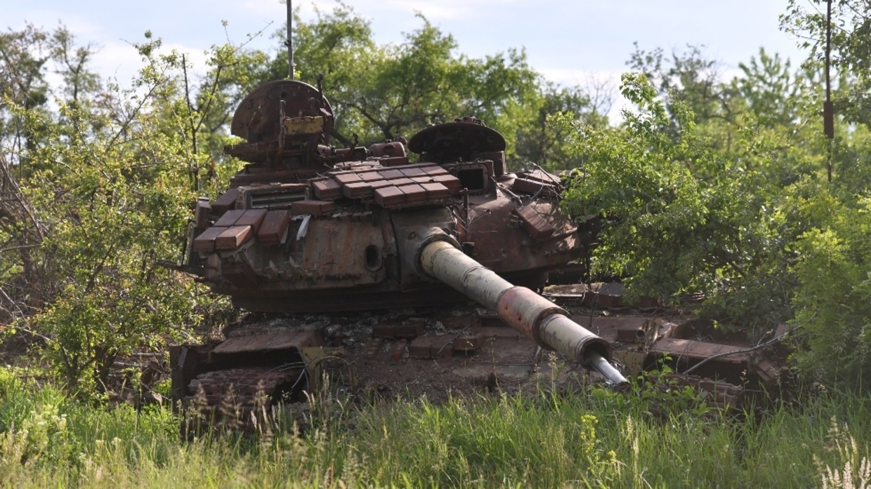 Một xe tăng Ukraine bị phá hủy trong giao tranh ở vùng Donbass.