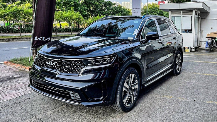 KIA Sorento trang bị logo mới xuất hiện tại đại lý - 1