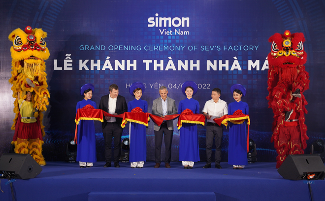 Các lãnh đạo cắt băng khánh thành nhà máy Simon Việt Nam