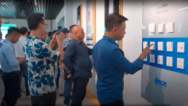 Khách hàng trực tiếp trải nghiệm sản phẩm Simon