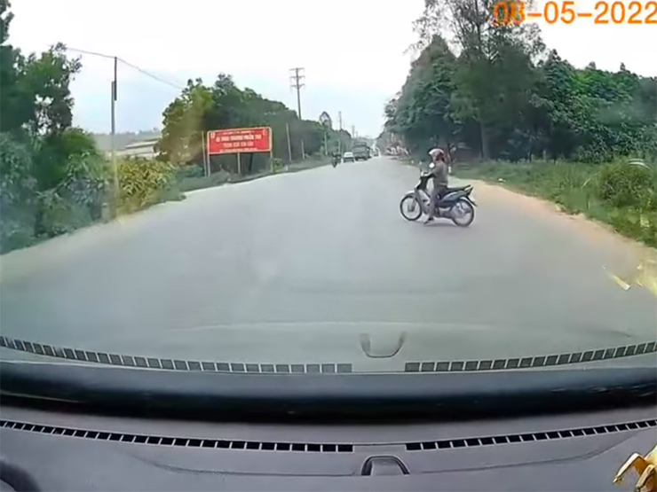 Tin tức ô tô - Lại là xe máy sang đường ẩu, tài xế ô tô đánh lái xong hết hồn