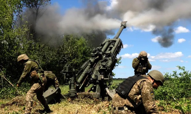 Các binh sĩ Ukraine khai hỏa lựu pháo M777 ở chiến tuyến thuộc khu vực Donetsk hôm 6/6. Ảnh: EPA