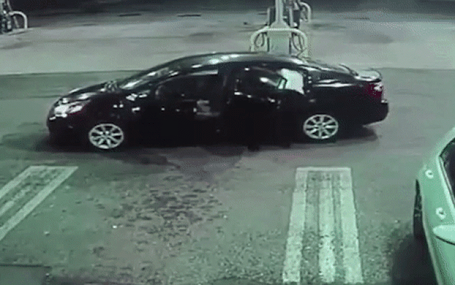 Đang trộm xe ô tô thì nhìn thấy em bé nằm bên trong, gã đàn ông có hành động gây bất ngờ - 1