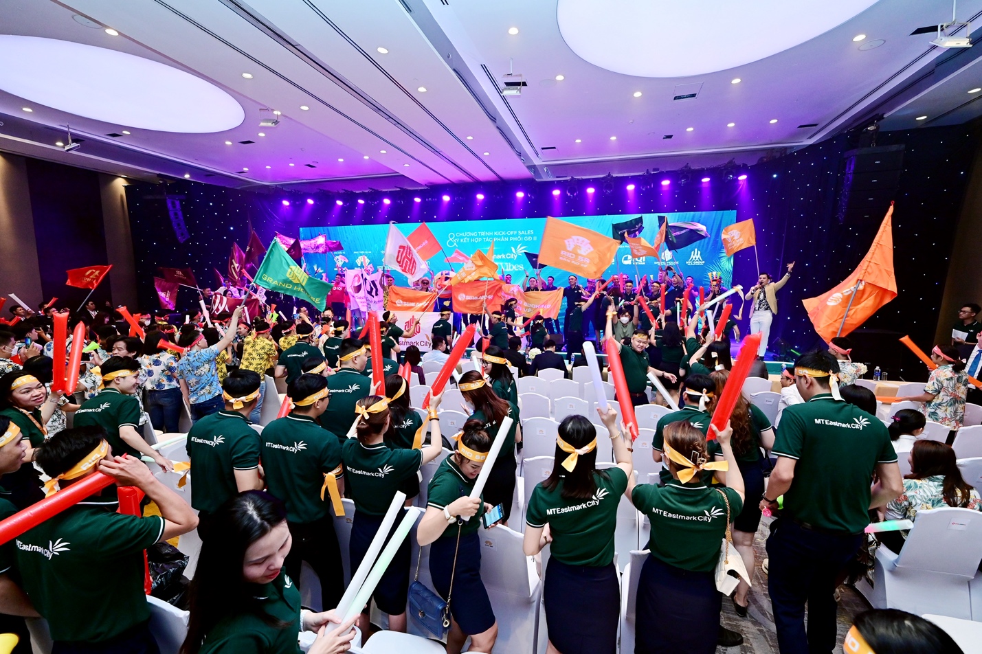 Không khí sôi động của toàn buổi lễ kick off sales với với khí thế “rực lửa” của đội ngũ kinh doanh dự án