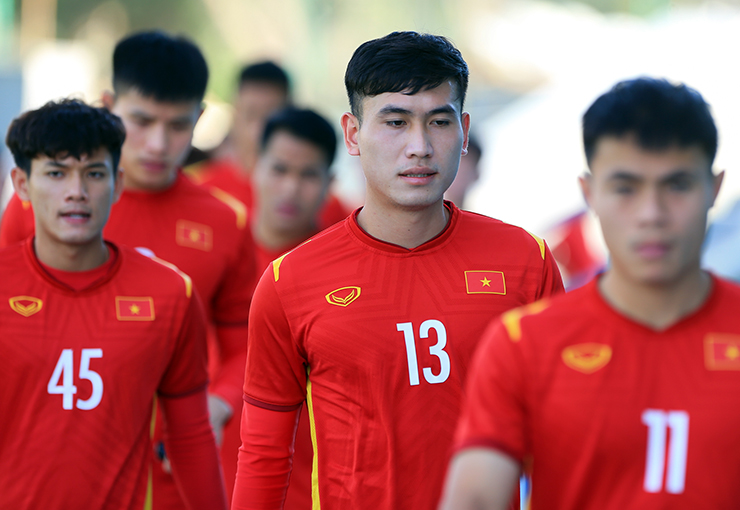 U23 Việt Nam có mặt đúng 17h00 (giờ Uzbekistan), tức 19h00 (giờ Việt Nam). Các cầu thủ đi bộ vào một sân tập theo chỉ dẫn của người dẫn đoàn (Ảnh: Hai Tư)