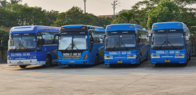 19 chiếc xe khách của Công ty TNHH Vận tải Kết Đoàn bỗng dưng bị khóa bánh, niêm phong