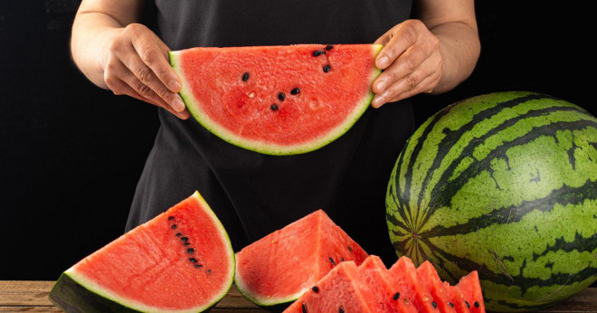 The truth is 'one watermelon is equal to 6 bowls of rice'  and the benefits of the fruit known as the 'king of summer'  - first