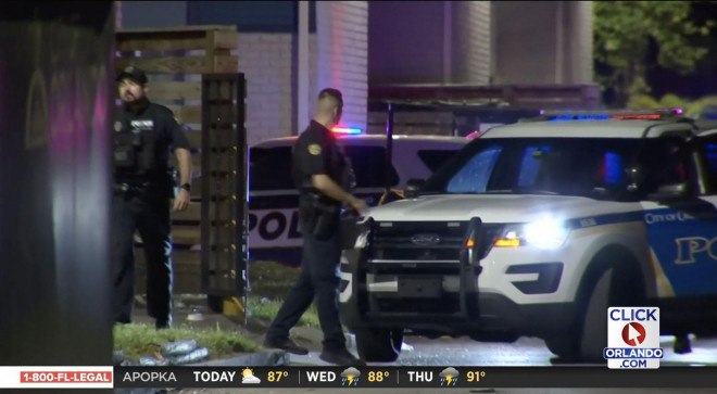  Cảnh sát tới hiện trường vụ nổ súng. Ảnh: WKMG-TV