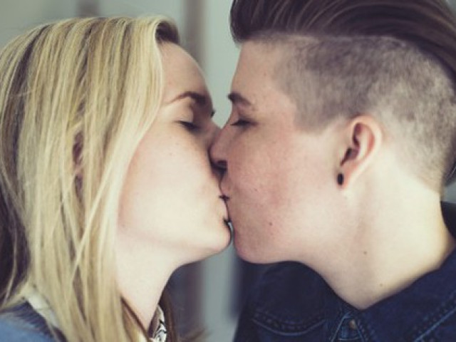 Bạn trẻ - Cuộc sống - Vì sao phụ nữ thích làm điều này khi hôn?