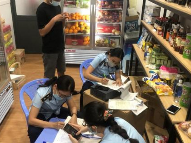 Thị trường - Tiêu dùng - Thu giữ hàng trăm loại kẹo trái cây, yến mạch, vitamin... cho trẻ em nhập lậu